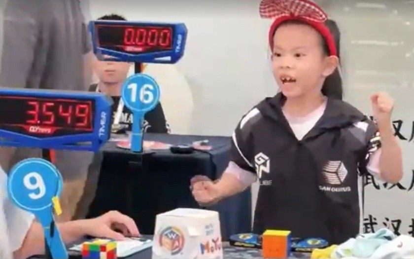 Cetak Rekor Dunia! Bocah 6 Tahun Ini Selesaikan Rubik Kubus 3x3 dalam 4 Detik