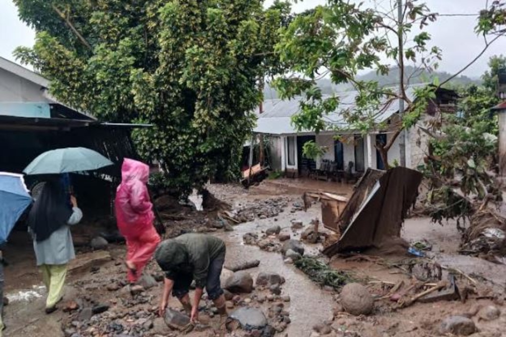Dahsyatnya Banjir Bandang Solok, 100 Rumah Terdampak hingga Jembatan Putus