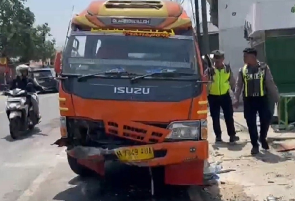 Kecelakaan Beruntun Innova Tabrak 2 Minibus di Bangkalan, 1 Tewas 5 Luka-Luka