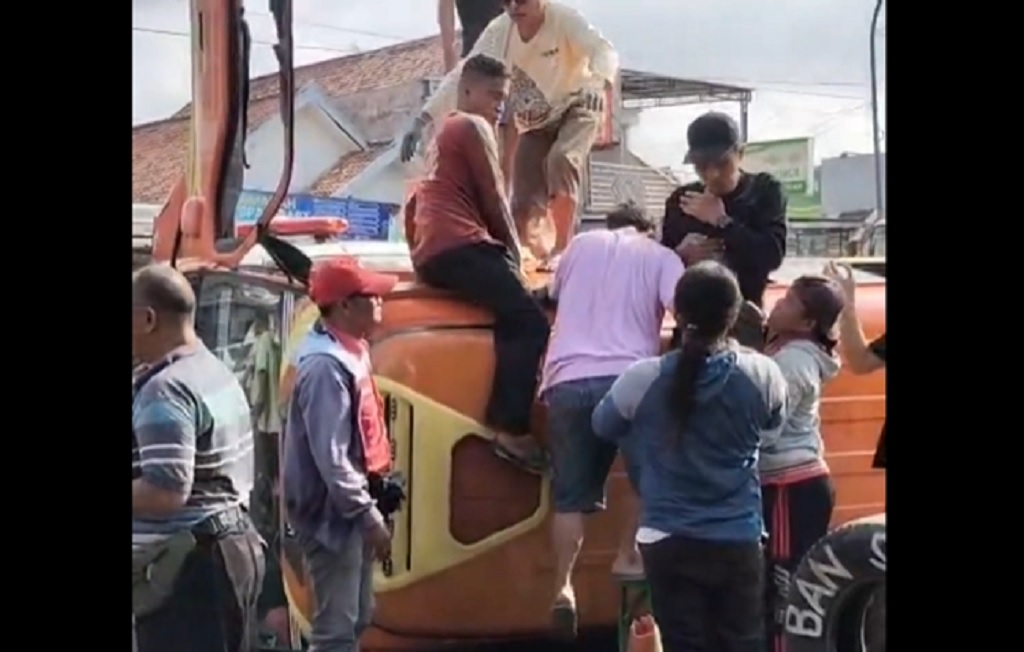 Detik-Detik Innova Tabrak Motor dan 2 Minibus di Bangkalan, Sopir Diduga Mabuk