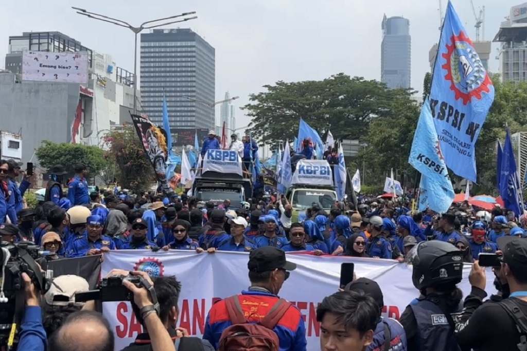 Ribuan Buruh Padati Dukuh Atas Demo Sahkan RUU Ketenagakerjaan, Long March dari Semanggi