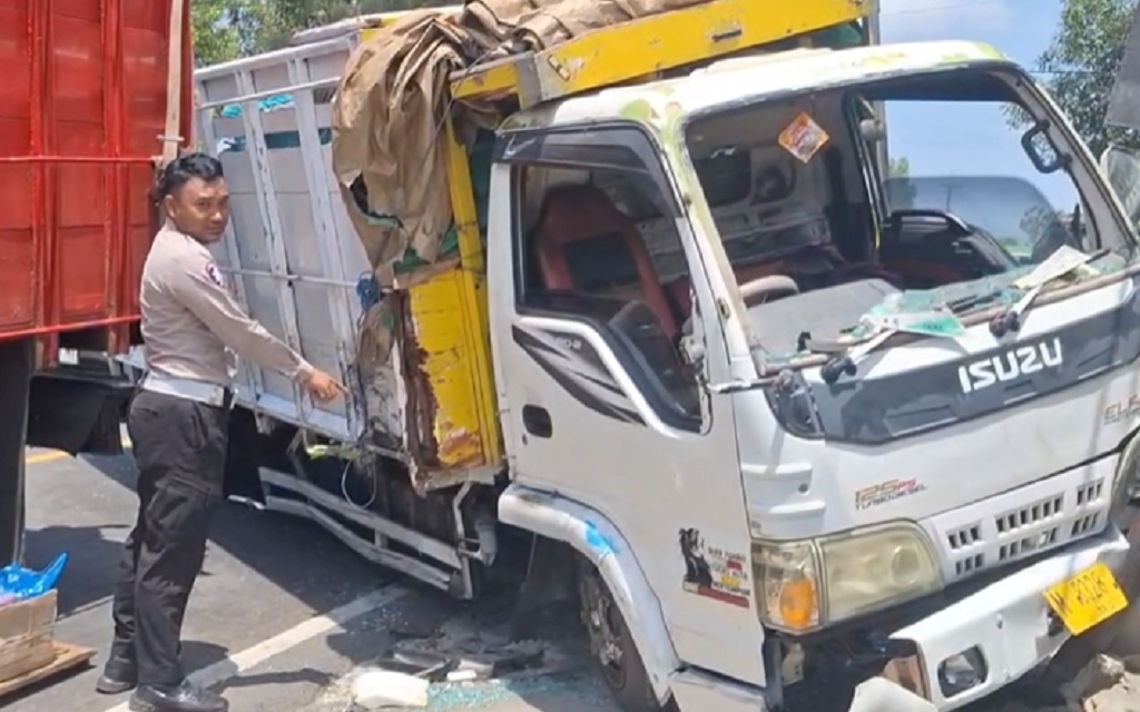 Kecelakaan 2 Truk Adu Banteng di Bangkalan, Evakuasi Sopir Terjepit Dramatis