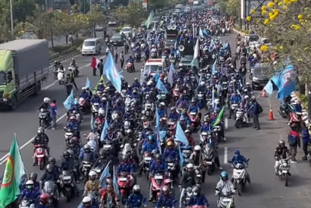 Demo Besar-besaran di Thamrin, Massa Buruh Konvoi dari Bekasi ke Jakarta