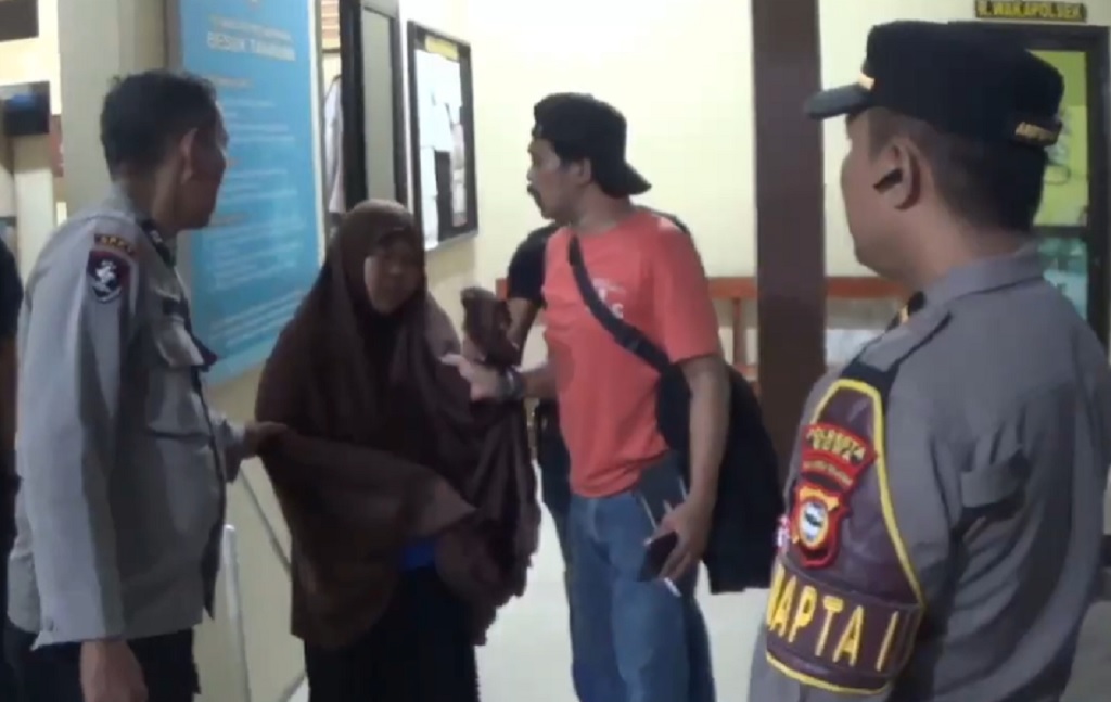 Wanita Bercadar Dihakimi Warga Diduga Hendak Culik Bocah di Gowa