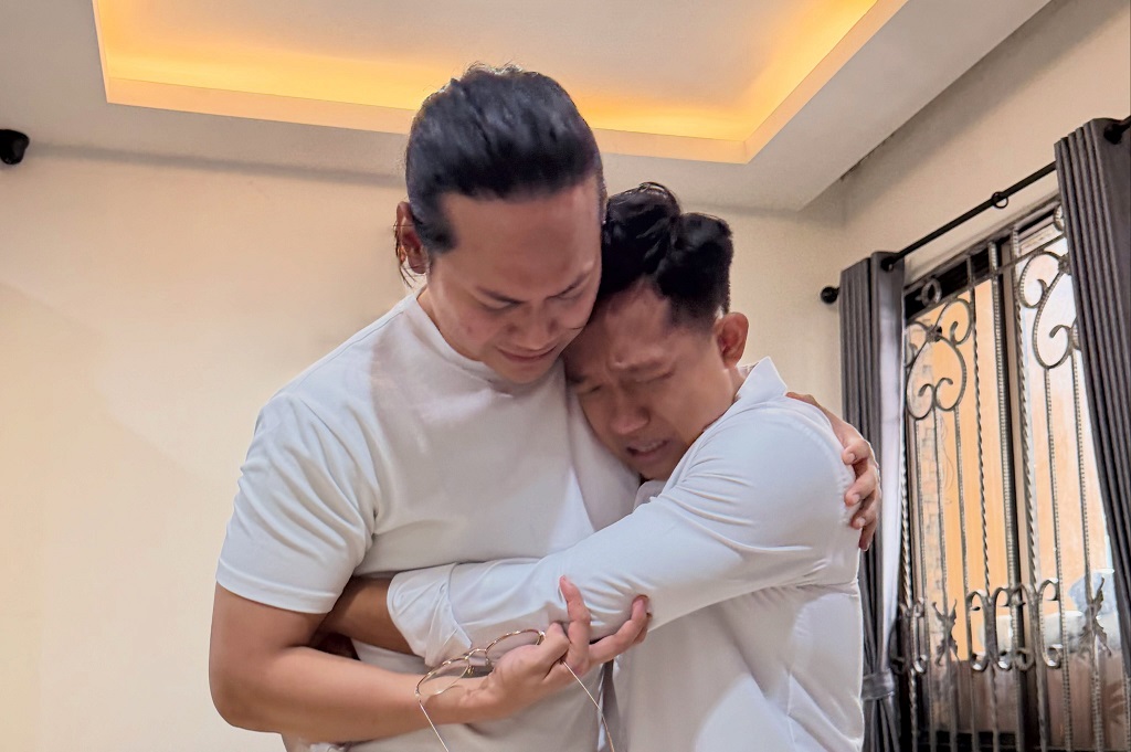 Indra Kenz Bebas dari Lapas Cibinong, Menangis Berpelukan dengan Paris Pernandes