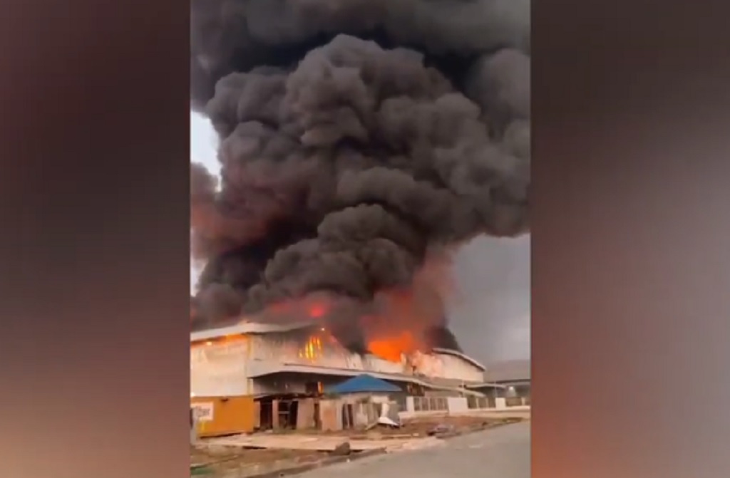 Kebakaran Gudang Kawasan Industri Delta Silicon 3 Cikarang, Hydrant Sempat Macet