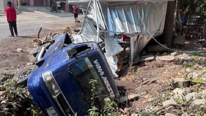 Kecelakaan di Indramayu, Pikap Ditabrak Truk lalu Oleng Hantam Kios Potong Rambut