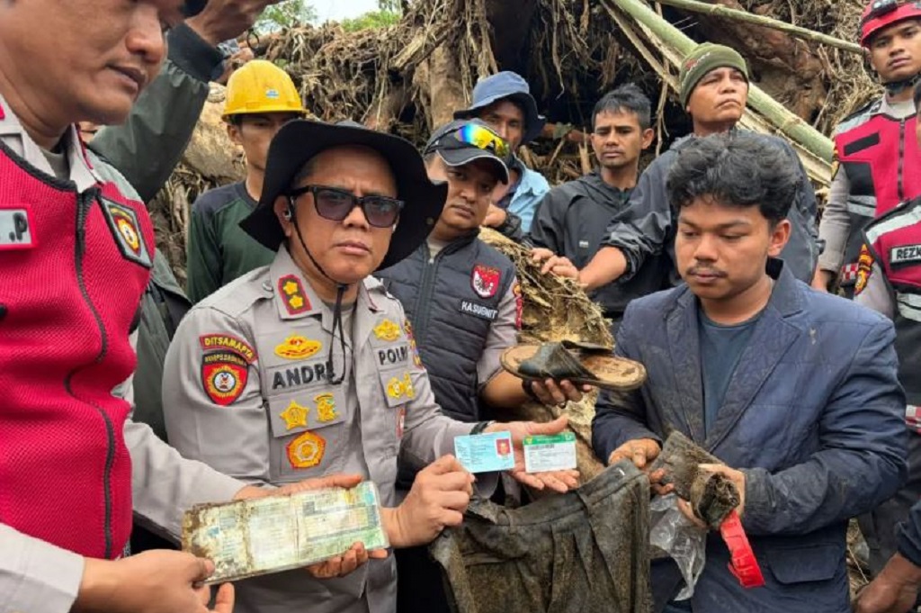 Anjing Pelacak Temukan Dompet dan KTP Agusral, Korban Hilang Banjir Bandang di Solok
