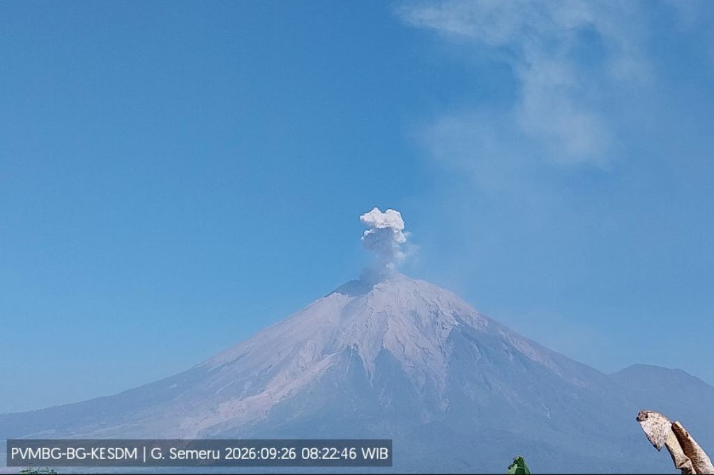 Gunung Semeru Meletus Pagi Ini, Muntahkan Abu Vulkanik 700 Meter ke Langit