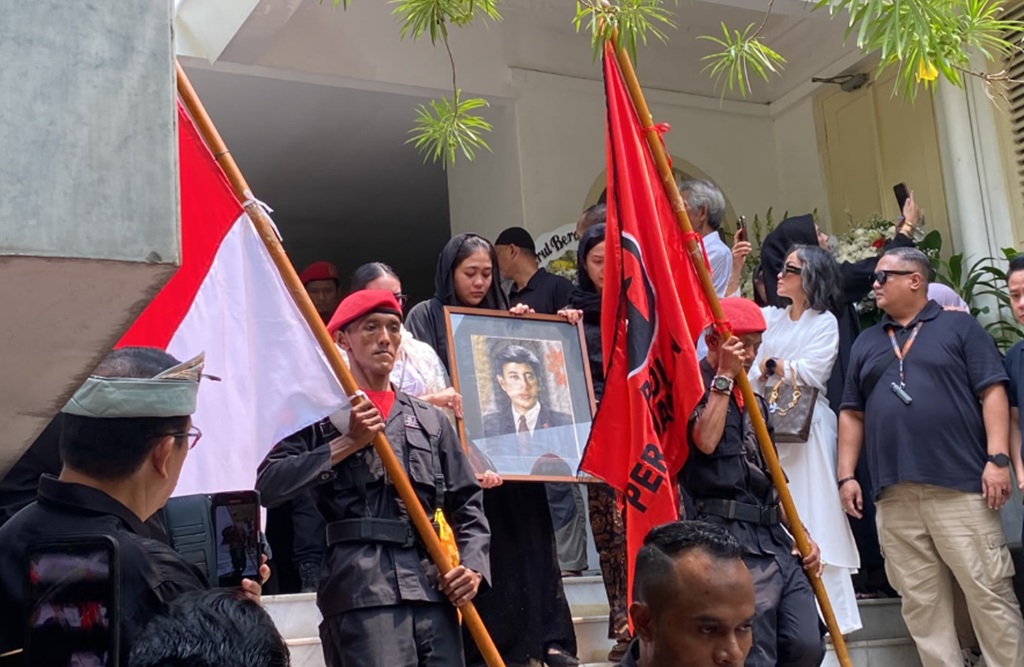 Jenazah Guruh Sukarnoputra Bertolak dari Rumah Duka, Diberangkatkan ke TPU Karet Bivak