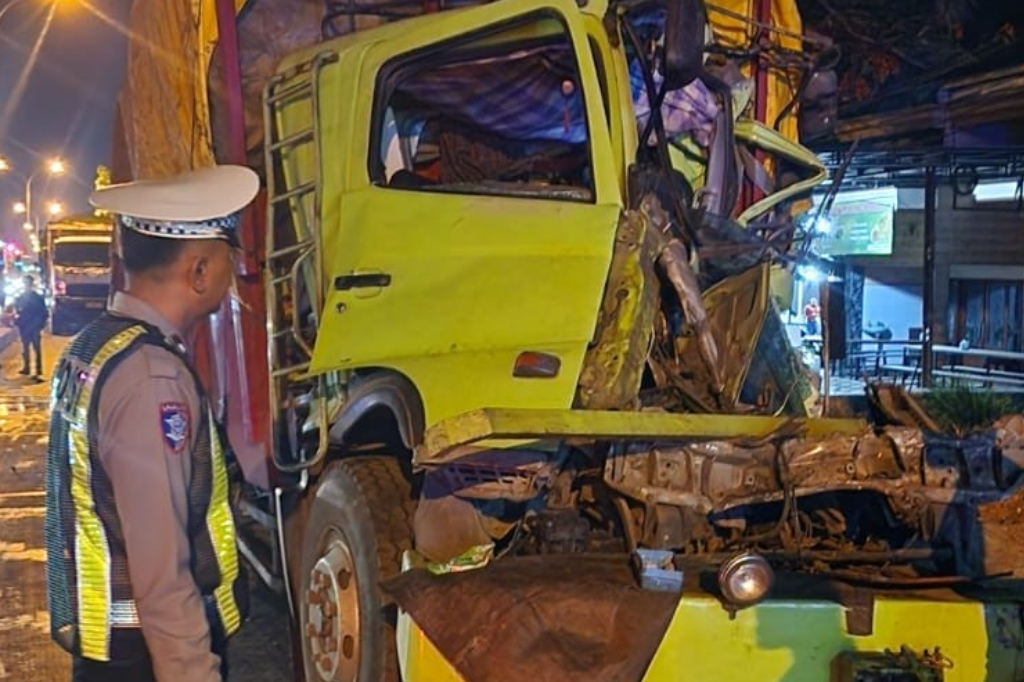 Kecelakaan Beruntun 3 Truk dan 1 Motor di Lamongan, 1 Orang Tewas