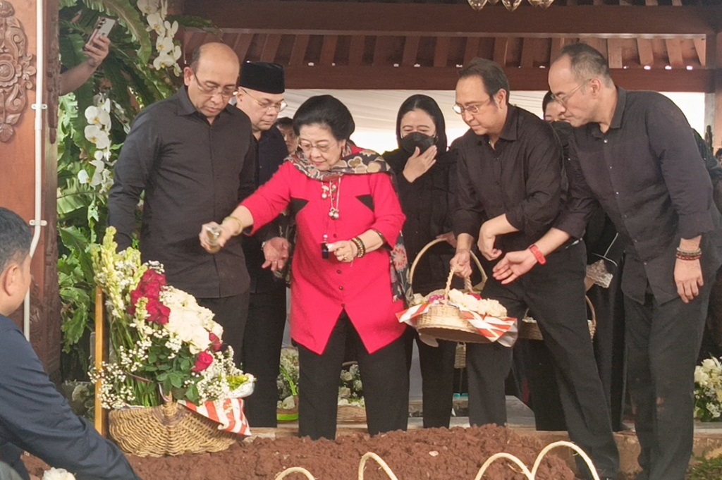 Megawati Antar Guruh Sukarnoputra ke Peristirahatan Terakhir, Tabur Bunga di Atas Makam