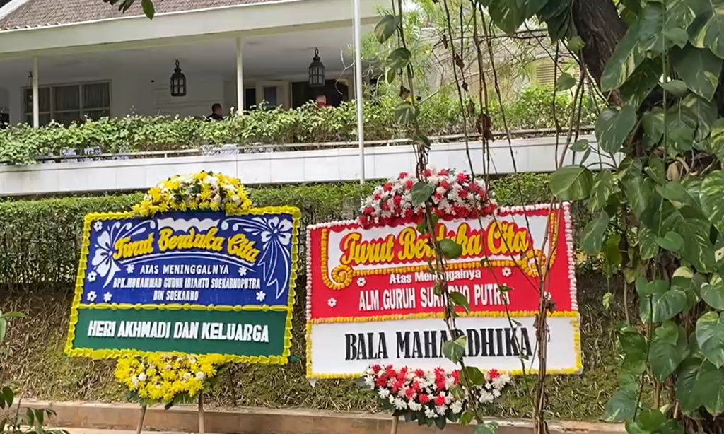 Guruh Sukarnoputra Meninggal Dunia, Karangan Bunga Penuhi Rumah Duka