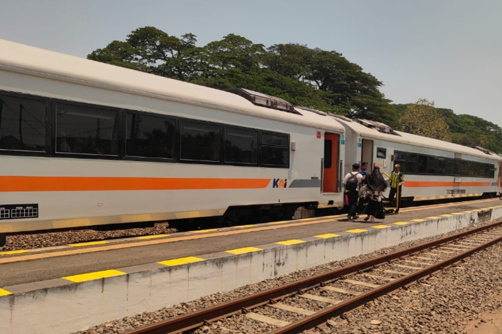 Turun saat Kereta Mulai Jalan, Penumpang Terseret hingga Patah Kaki di Stasiun Caruban