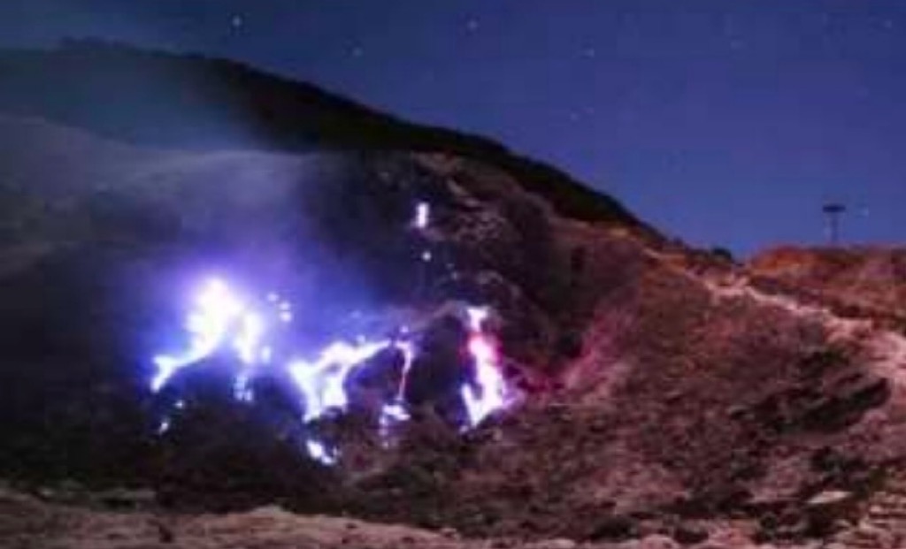 Blue Fire Muncul di Gunung Papandayan, Badan Geologi Ingatkan Bahaya Gas Beracun