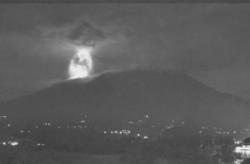 Gunung Marapi Erupsi Luncurkan Lava Pijar dan Kolom Abu 2.000 Meter