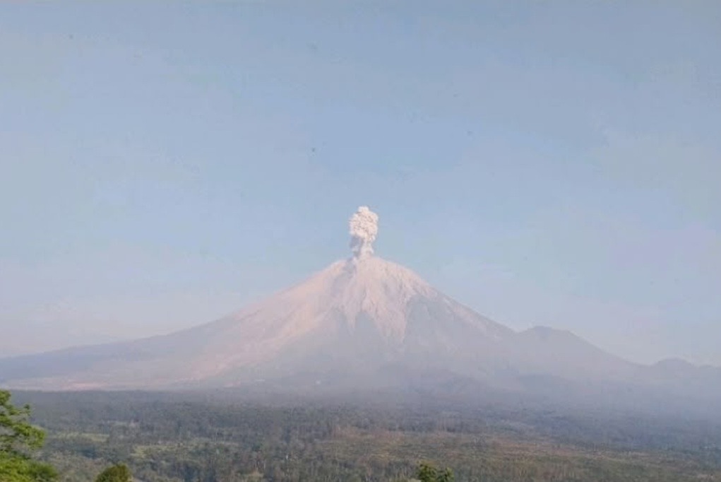 Gunung Semeru Erupsi Pagi Ini, Kolom Abu Capai 1,3 Km