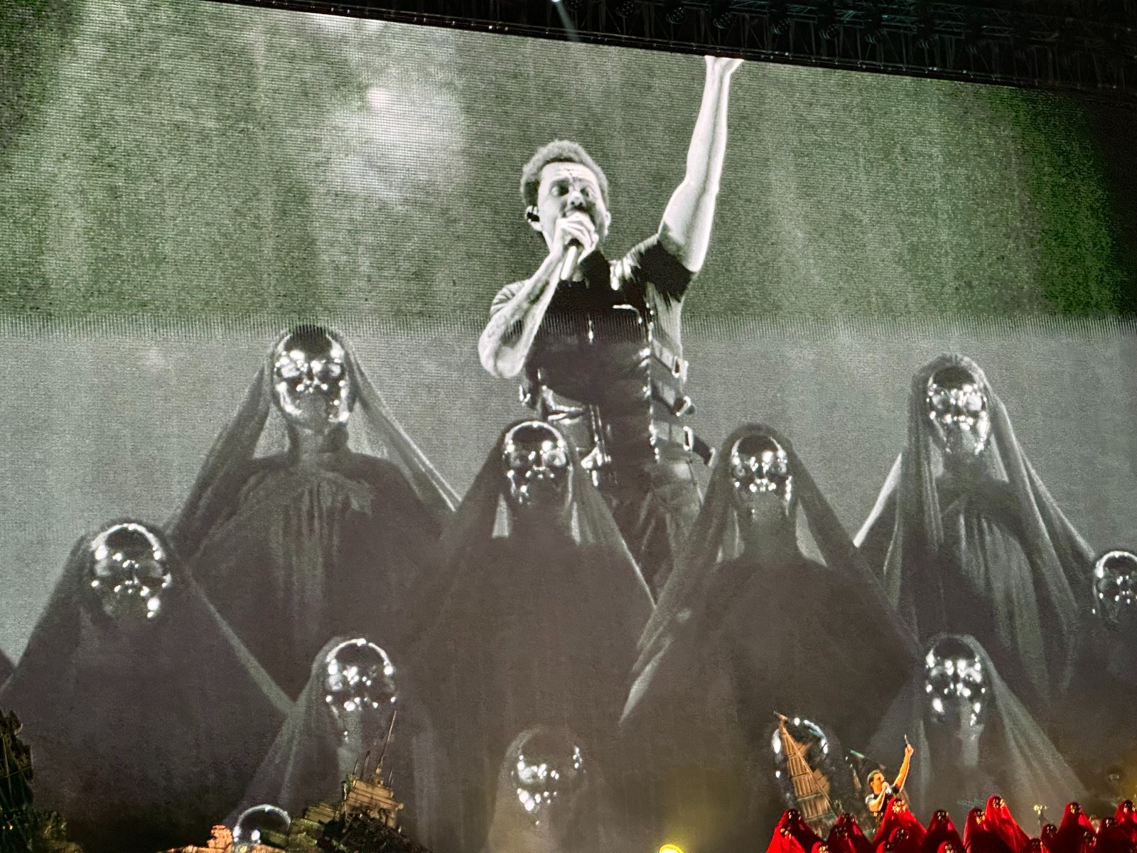 Konser The Weeknd di Jakarta: Patung Emas 12 Meter hingga Abel Turun Panggung! 