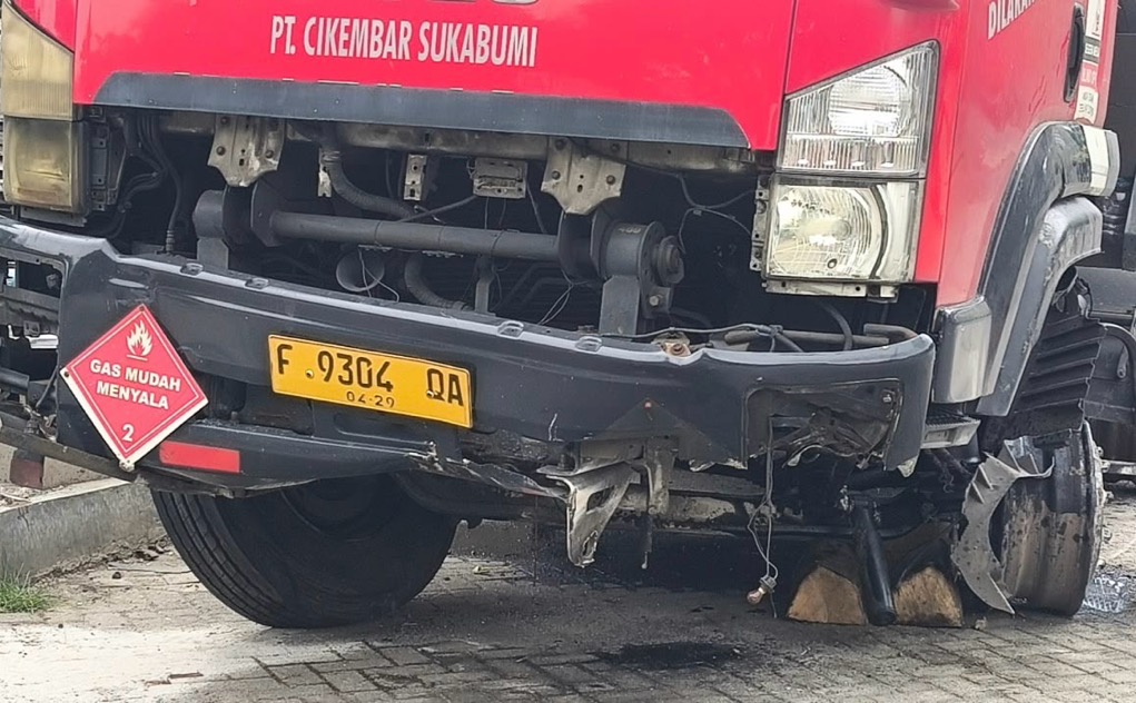 Kronologi Truk Tangki LPG Tabrak Beton Pembatas Jalan di Tol Jagorawi