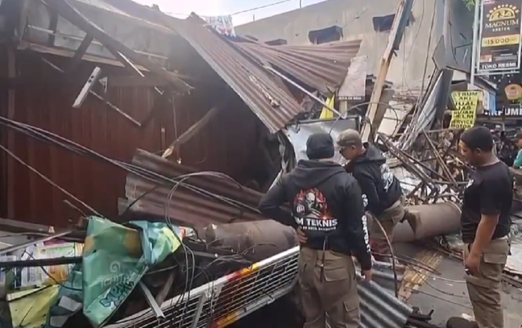 Baliho Raksasa Roboh Timpa 3 Bangunan di Bandung, 4 Warga Luka