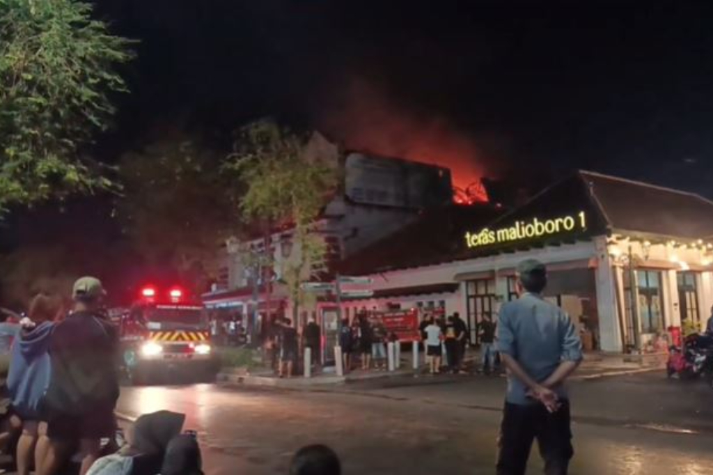 Kebakaran Hamzah Batik Malioboro di Yogyakarta, Api Membesar dari Lantai Atas