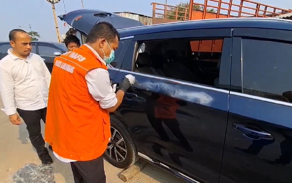 Perampok Modus Kempes Ban Gasak Tas Berisi Uang Rp1,3 Miliar di Karawang