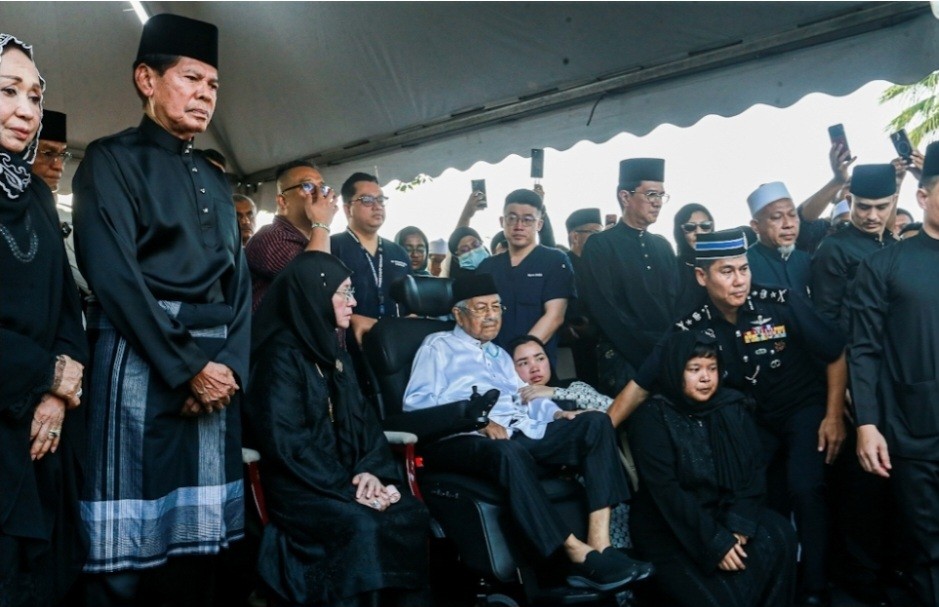 Menyayat Hati! Potret Mahathir Saksikan Pemakaman Sang Istri, Diinfus dan Terus Menangis