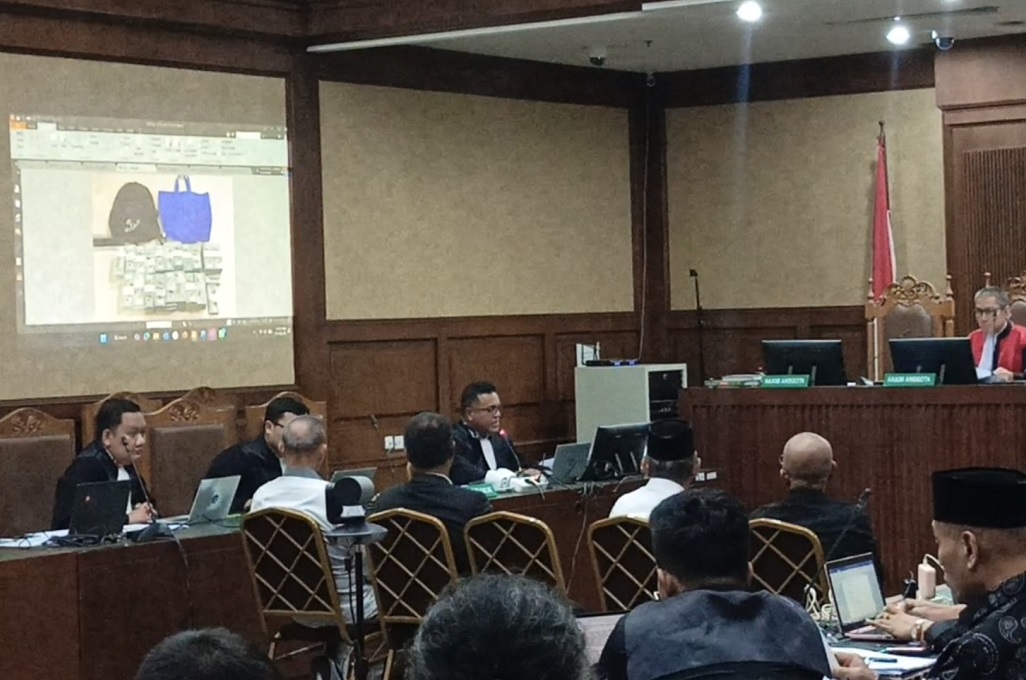 Barang Bukti Kasus Kuota Haji Ditampilkan di Sidang, Ada 9.599 Lembar Uang 100 Dolar AS