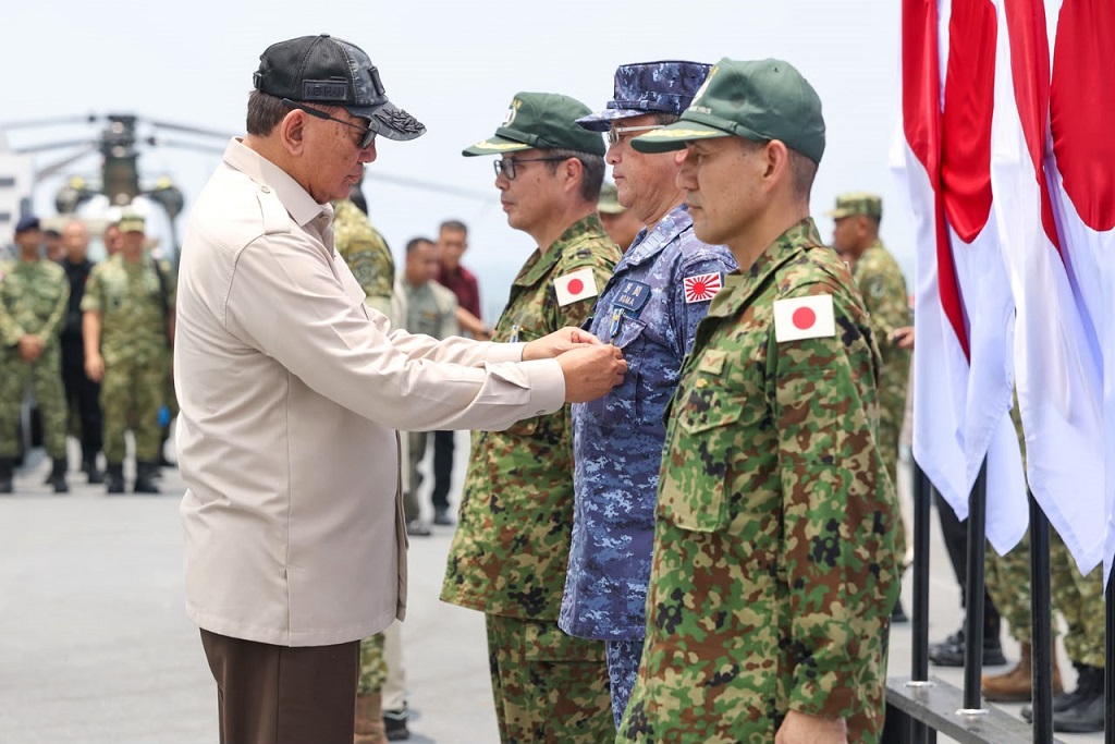 Menhan Sjafrie Anugerahkan Satyalancana Dharma Samudera kepada Personel JMSDF yang Terlibat Tangani Karhutla