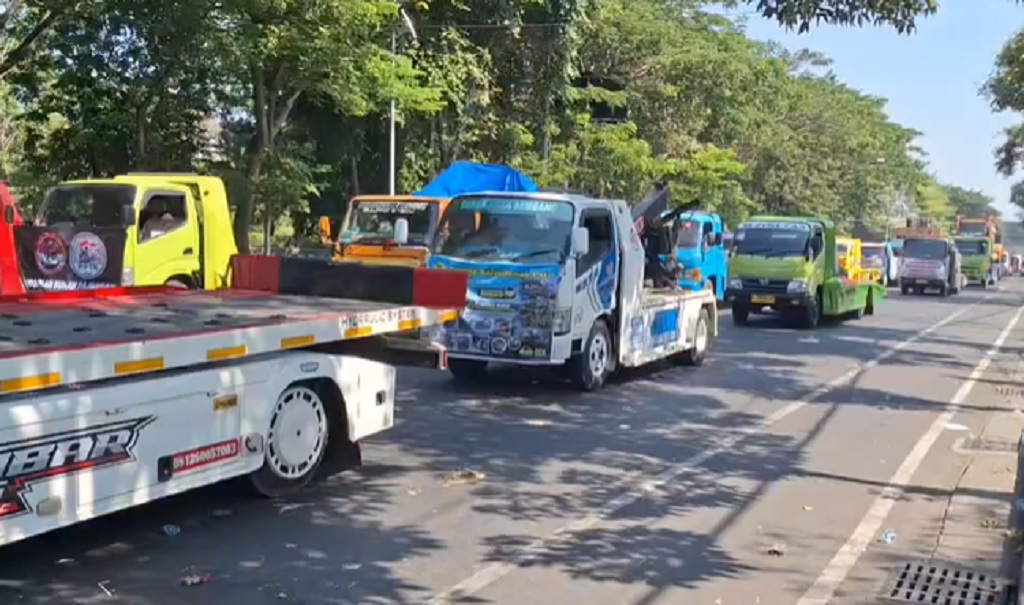 Ratusan Sopir Truk Demo Dishub Jatim dan Pertamina, Desak Evaluasi Barcode Solar Subsidi