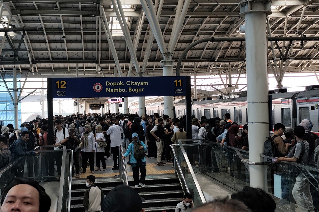 Stasiun Manggarai Padat Penumpang! Pohon Tumbang di UI Ganggu KRL Bogor