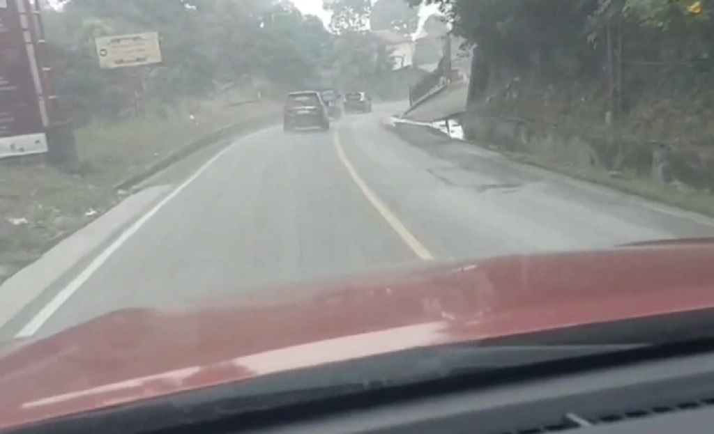 Abu Vulkanik Gunung Marapi Selimuti Jalur Padang Panjang-Bukittinggi