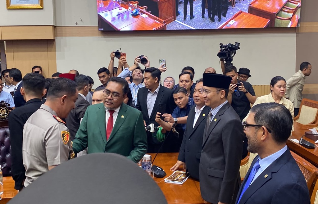 Momen Komjen Suyudi Hormat ke Eks Wakapolri Adang Daradjatun usai Disetujui DPR jadi Kapolri