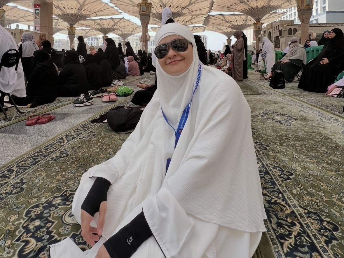 Mita The Virgin Kenang Mendiang Mama saat Umrah, Doanya Banjir Air Mata