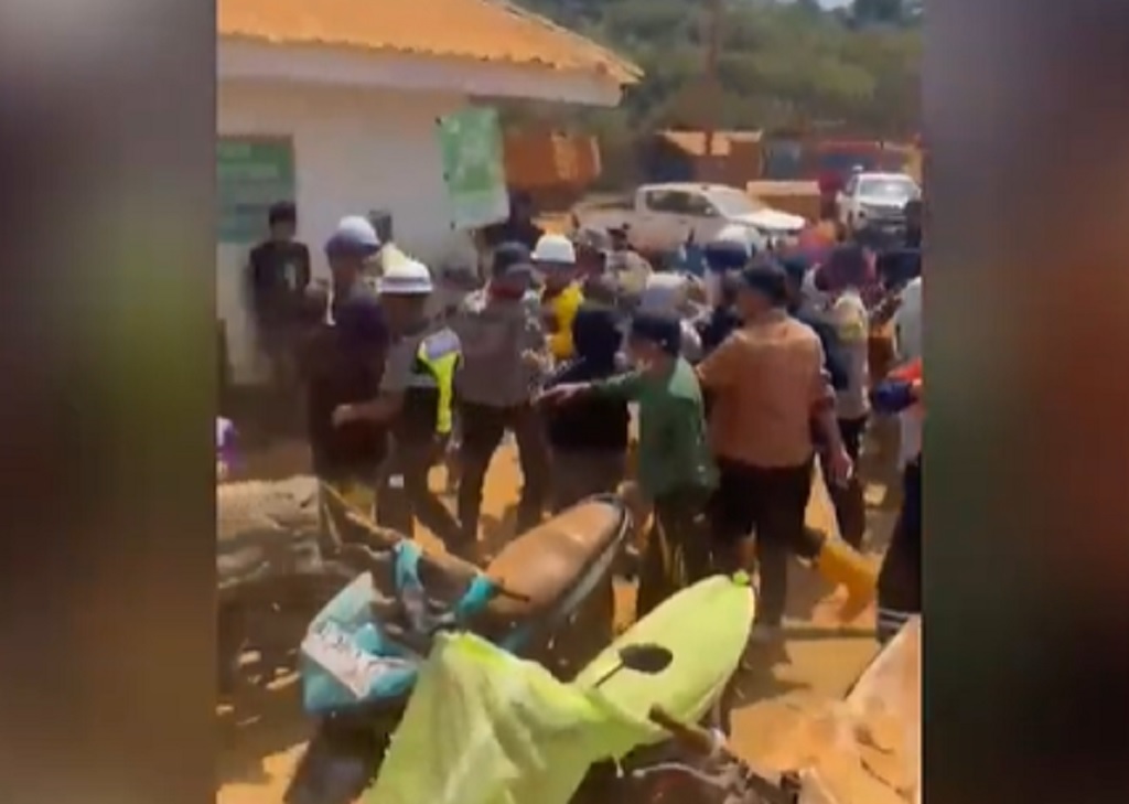 Aksi Blokade Jalan di Askon Konawe Utara Ricuh, Warga Bentrok dengan Pekerja Tambang