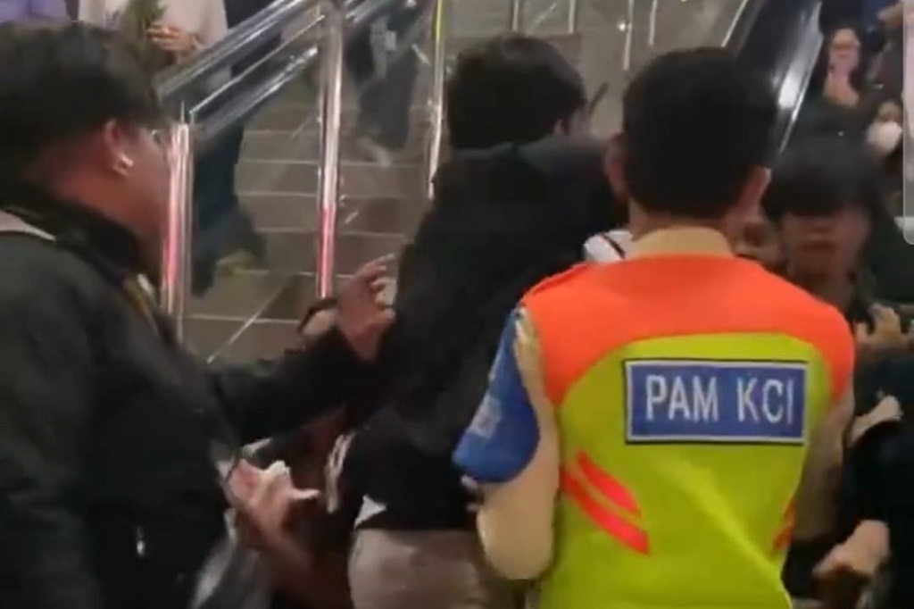 Viral 2 Penumpang KRL Ribut di Stasiun Bekasi, Dipicu Senggolan saat Naik Eskalator