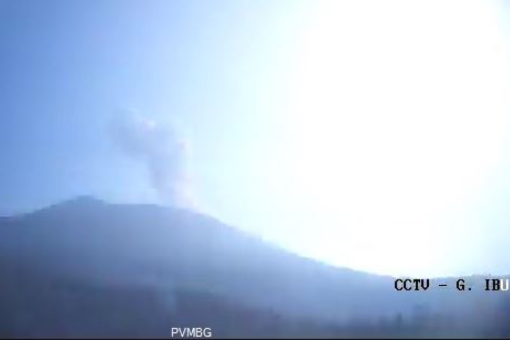 Gunung Ibu Erupsi Lagi, Kolom Abu Tebal Membubung Setinggi 500 Meter