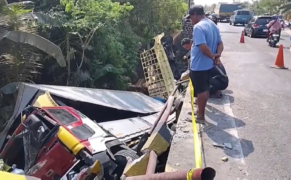 Kecelakaan 2 Truk Adu Banteng di Ngawi hingga Tercebur ke Sungai 5 Meter