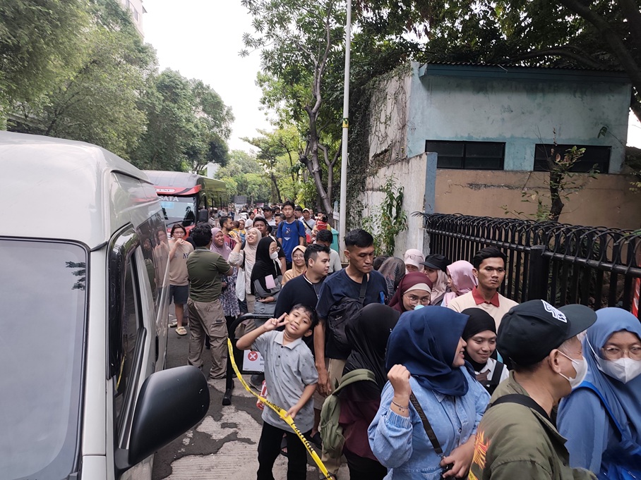 Berburu Buku di Kapal Doulos Hope, Warga Rela Antre hingga 3 Jam
