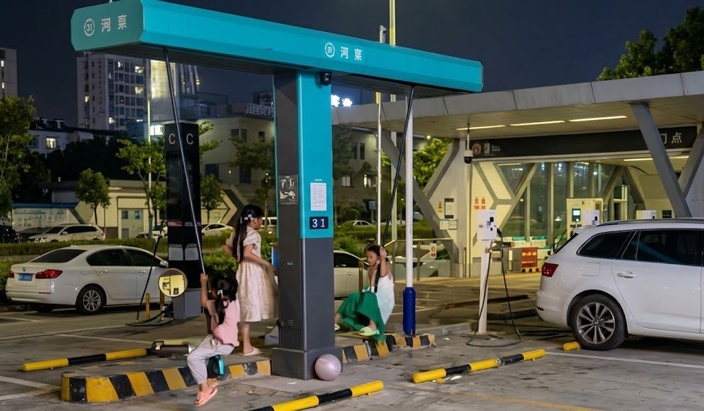 Viral Kabel Charger BYD Bertegangan Tinggi Dipakai Ayunan Anak-Anak, Risiko Kerusakan Fatal