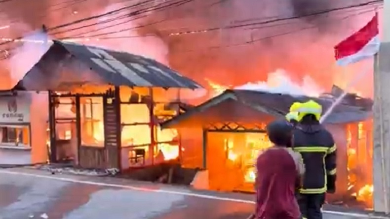 Kebakaran Hebat di Permukiman Padat Tenggarong, 75 Rumah Hangus Dilalap Api