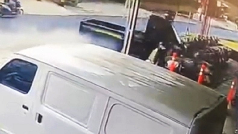 Sopir Mengantuk, Pikap Gran Max Oleng Seruduk Toko Sepeda Listrik di Boyolali 