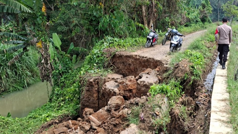 Longsor Putus Jalan Desa di Pandeglang, Mobil Terpaksa Putar Balik