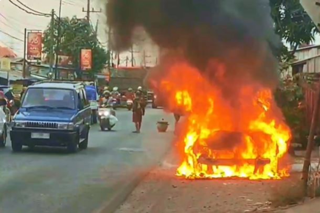 Diduga Korsleting Listrik, Mobil Terbakar di Jalanan Gresik Picu Kemacetan