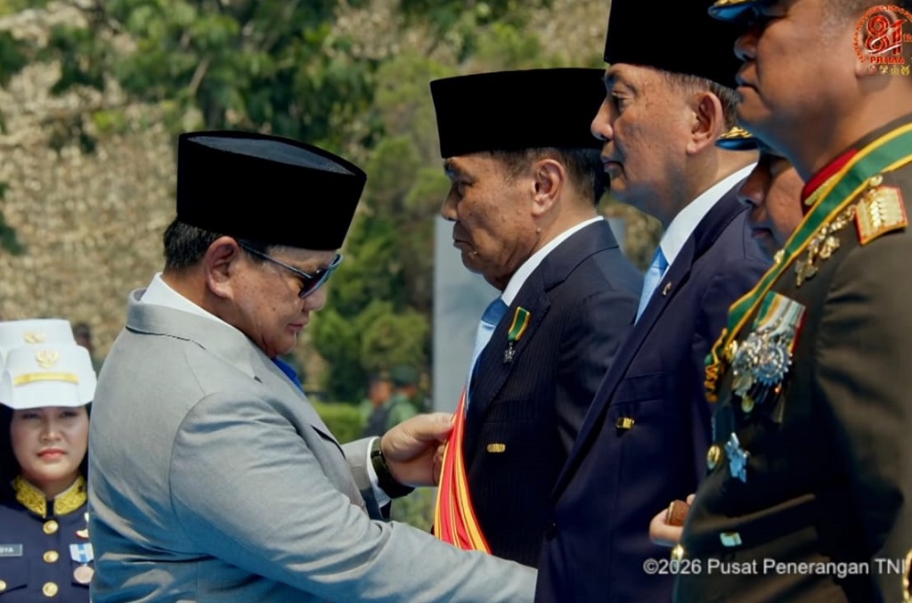 HUT ke-81 TNI, Prabowo Beri Tanda Kehormatan ke Menhan Sjafrie hingga Djamari Chaniago