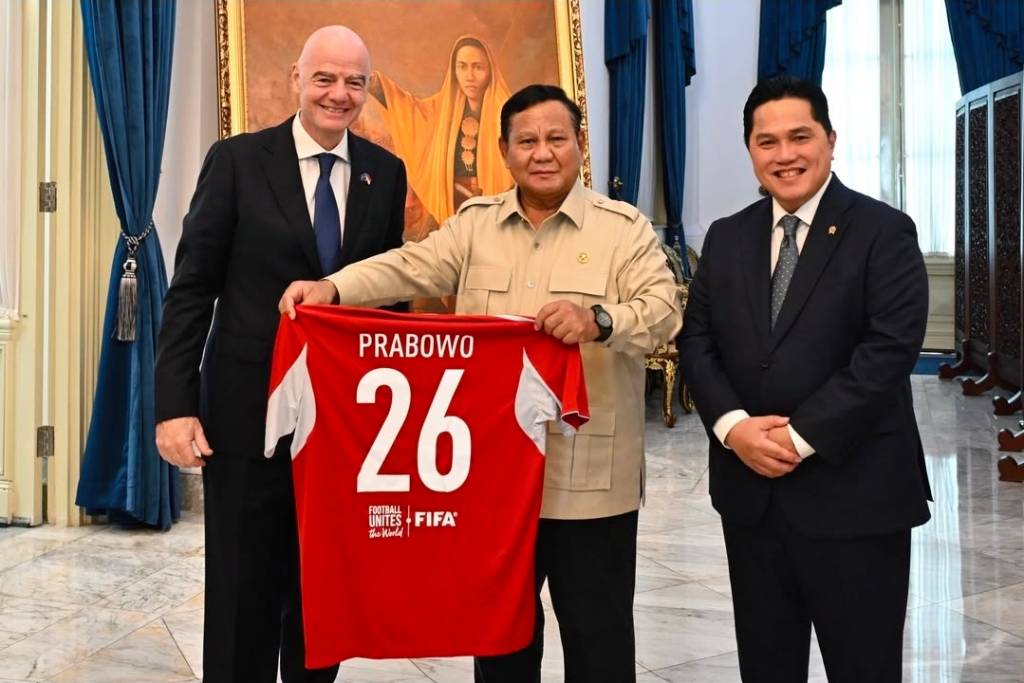 Prabowo Dapat Jersey Nomor 26 dari Presiden FIFA Gianni Infantino