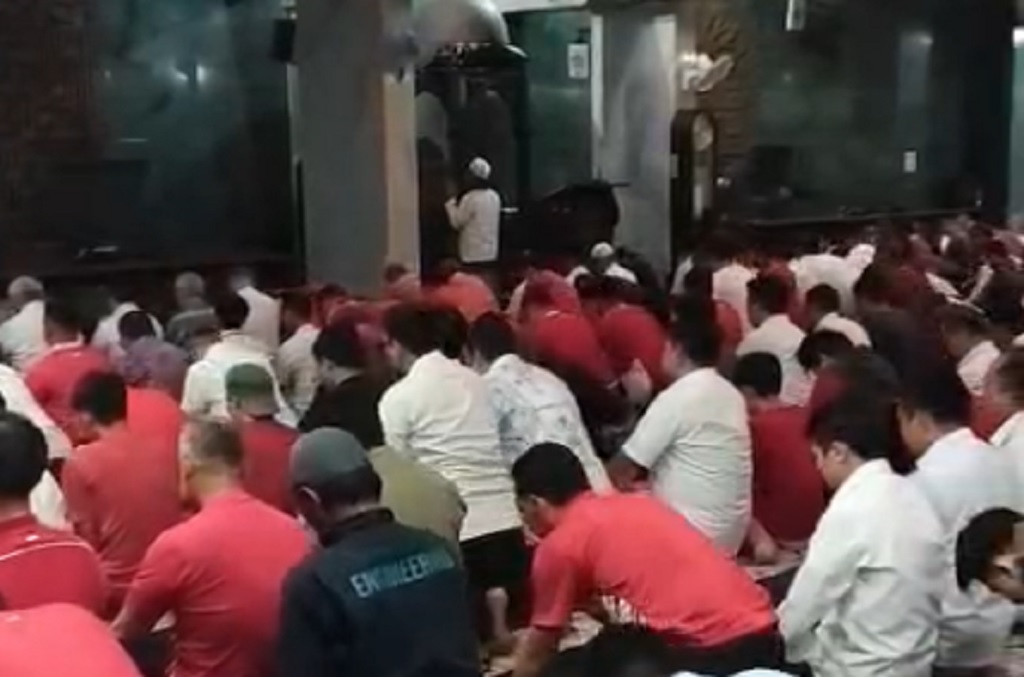 Momen Suporter Timnas Salat Magrib Berjemaah Jelang Final FIFA ASEAN Cup Indonesia vs Thailand