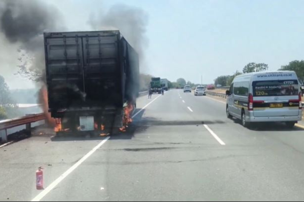 Truk Kontainer Bawa Paket Terbakar di Tol Solo-Ngawi, Api Merembet Dekati Permukiman