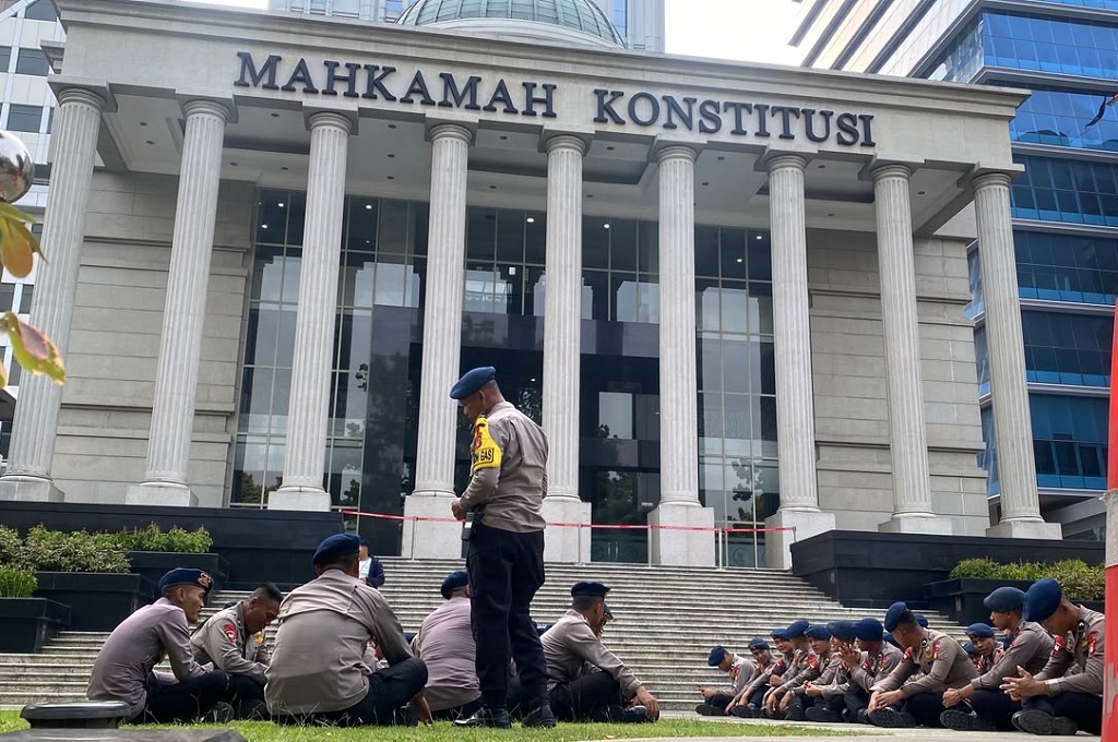 TNI-Polri Perkuat Penjagaan di MK Jelang Sidang Putusan Ijazah Gibran