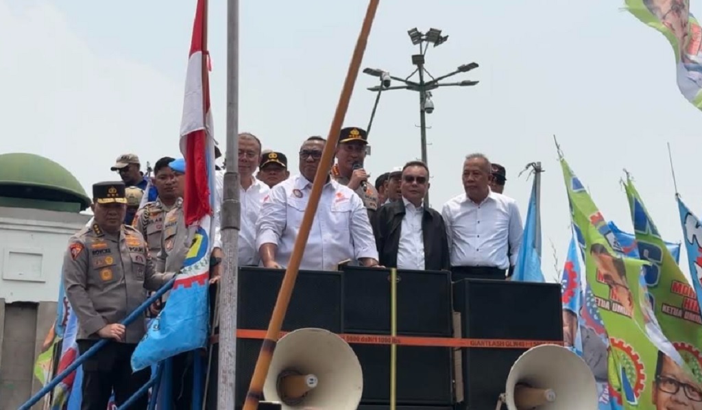Kapolri Sapa Massa Buruh di Depan DPR, Sebut Pengesahan UU Ketenagakerjaan Kado Terindah